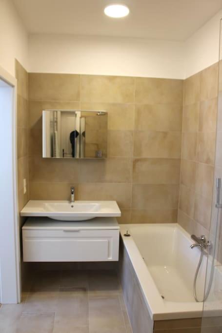 Paraderma Apartment Im Zentrum Baden Bei Wien Buitenkant foto